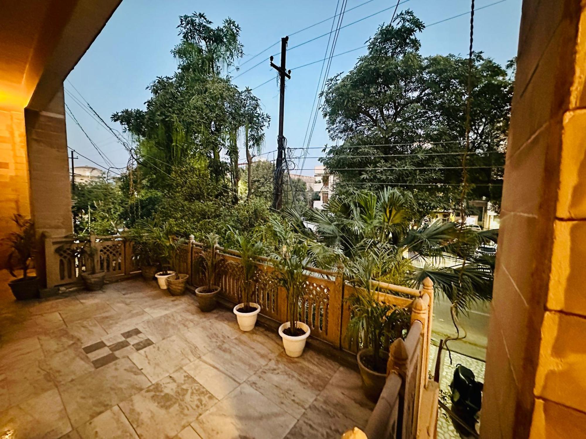 מלון The White Scent-Near Noida Sector 18 Metro מראה חיצוני תמונה